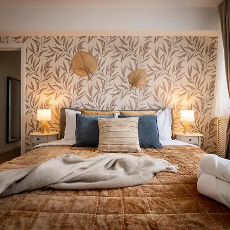 Boho Chic Escape - Hypercenter