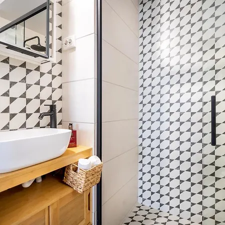 Boho Chic Escape - Hypercenter