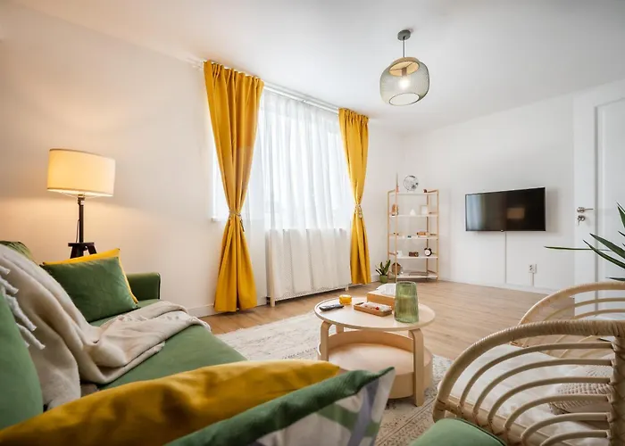 Boho Chic Escape - Hypercenter Apartment