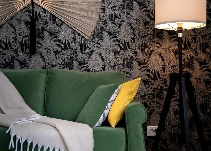 Boho Chic Escape - Hypercenter Apartment